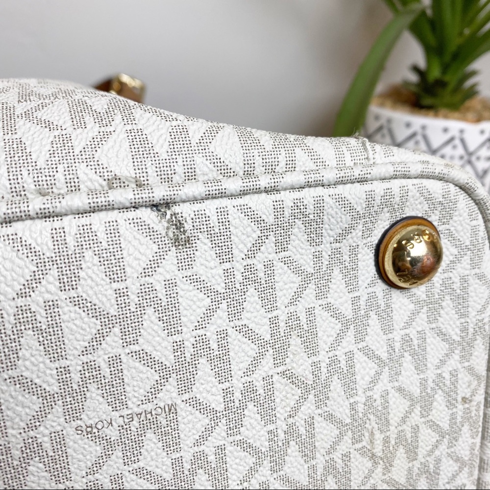 Michael Kors JET SET Vanilla Large Tote - Picture 13 of 14